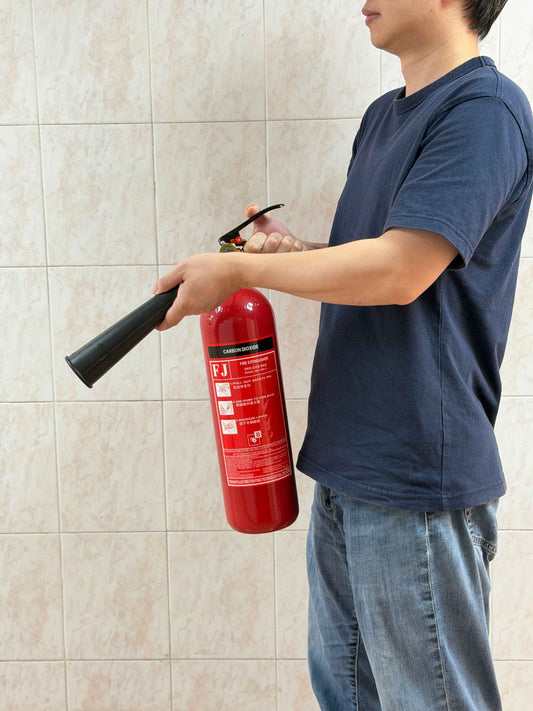 商用2kg二氧化碳滅火筒|可滅精密設備與電器失火| 代辨FS251證書| CO₂